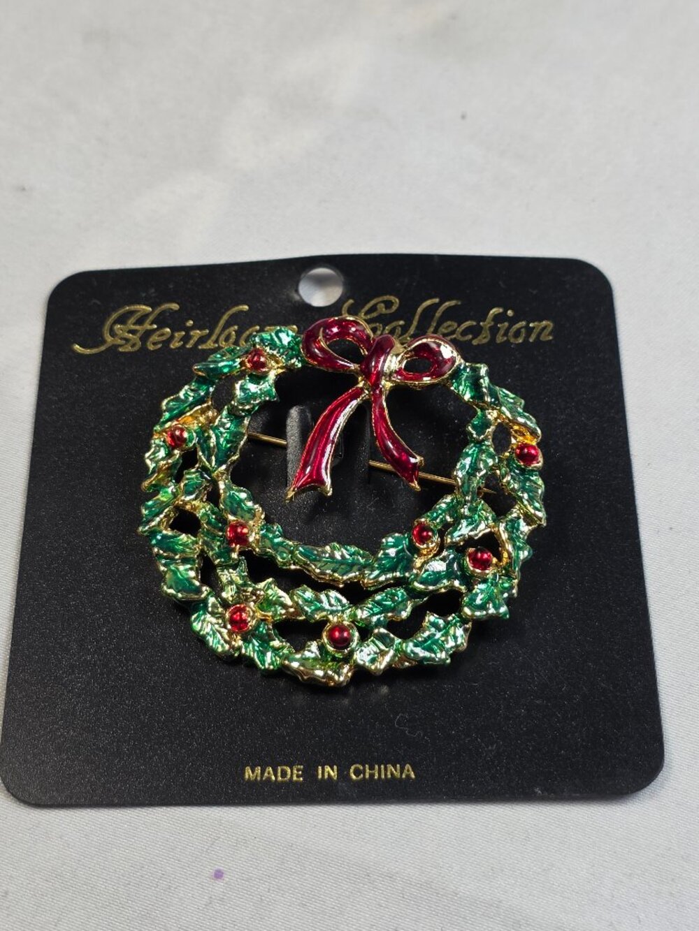 Heirloom Collection Christmas Wreath Brooch Pin Green Enamel Red Ribbon Bow Gold